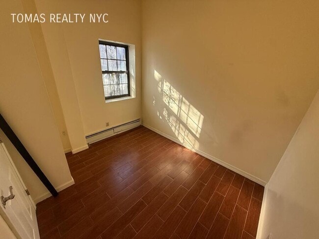 Photo - 712 E 214th St