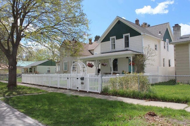 Photo - 378 5th Ave E