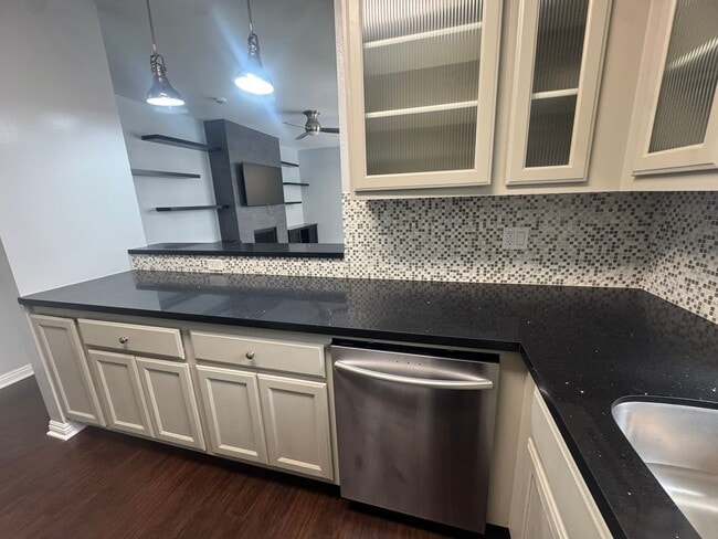 Photo - Renovated 1BR in Long Beach – New Appliances, Big Balcony, Steps from Downtown Unidad 330
