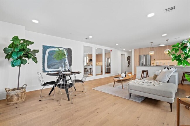 Building Photo - 525 Ave E Unit 2 Rental