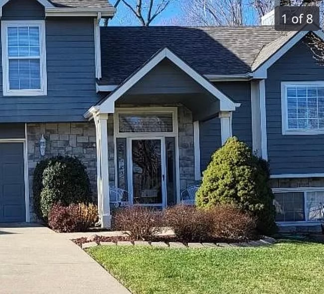 Photo - 734 N Michigan Cir