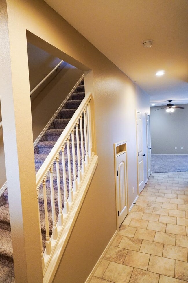 Building Photo - 3-Bed Duplex w Garage + Fenced Yard Rental