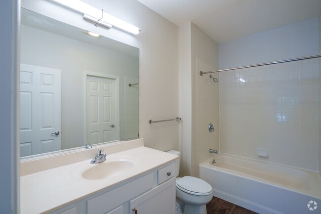 2BR, 2BA - 1043SF - Primary Bathroom