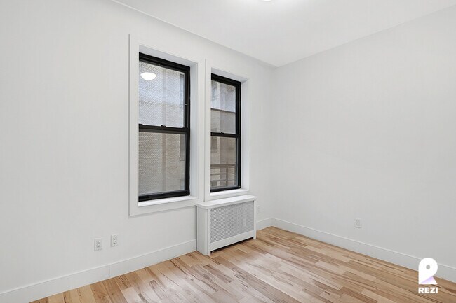Photo - 15 W 55th St