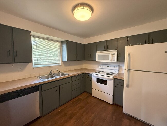 Cozy 4BR Home with Extra Space & Outdoor C... - Cozy 4BR Home with Extra Space & Outdoor C...