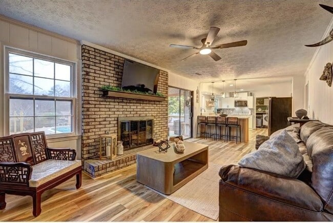 Photo - 457 Castleaire Dr SW