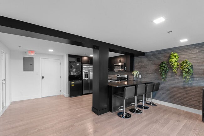 Photo - King's Court