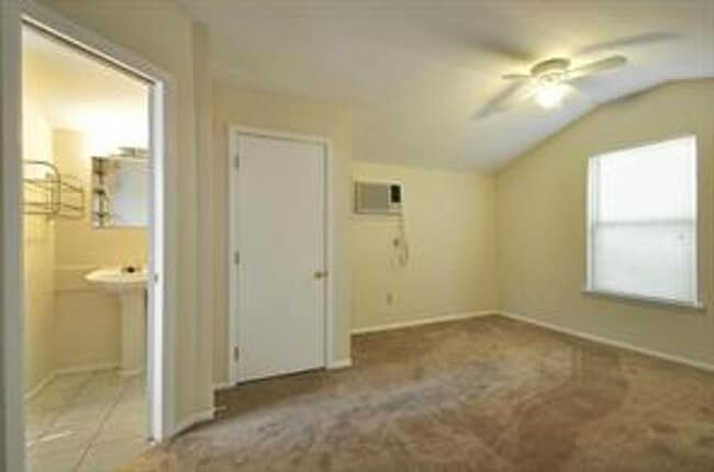 Photo - Cute 1X1 Hyde Park Cottage