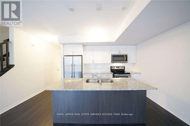 Photo - 1208 Main St E