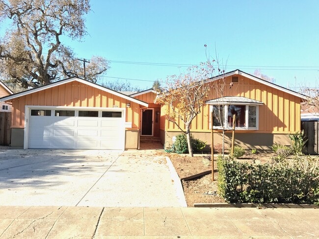 Building Photo - Desirable Mountain View 4 Bed 3 Bath Home ...