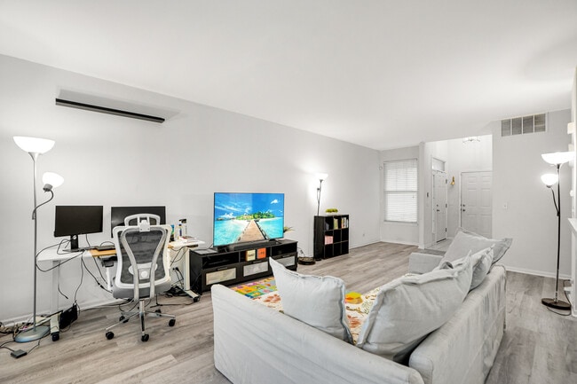 Photo - 1877 Crenshaw Cir