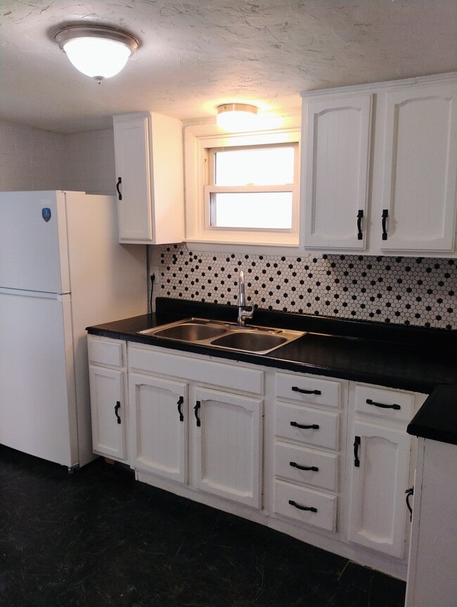 Building Photo - 954 Bedford St Rental