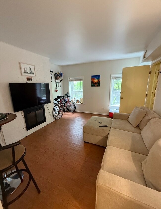 Photo - 2045 N Dayton St Unidad 1