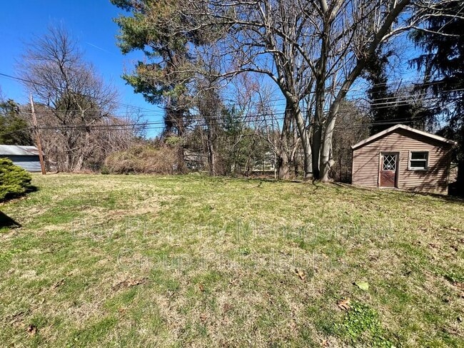 Photo - 303 Hedgerow Ln