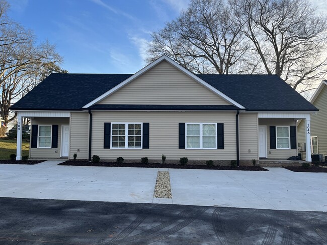 Building Photo - 102 Oak Ln Unit 104A Rental