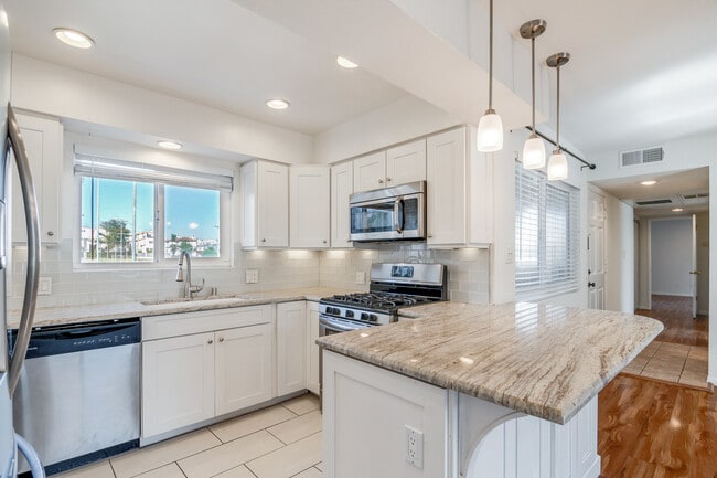 Kitchen - Marble Countertop - 851 Cypress Ave Unit A
