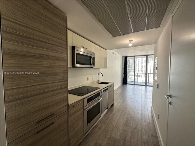 Building Photo - 1300 Brickell Bay Dr Unit 1712