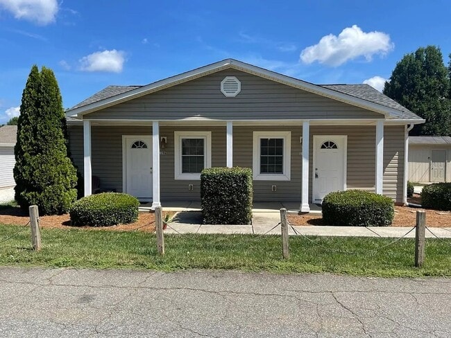 Building Photo - Cute and charming 1 Bedroom 1 bath apartme... Rental