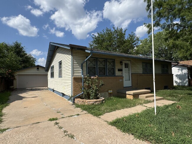 2322 W 29th St S