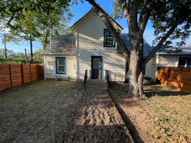 Photo - 812 E 44th St