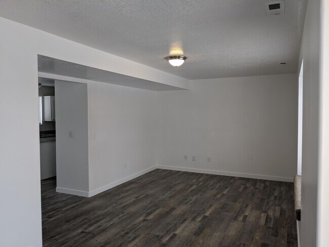 Photo - 435 N Kersh Dr W