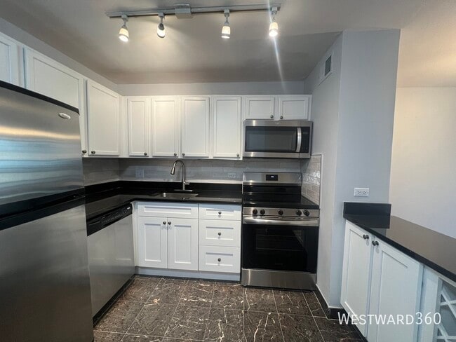 Building Photo - 222 E Pearson St Unit 905