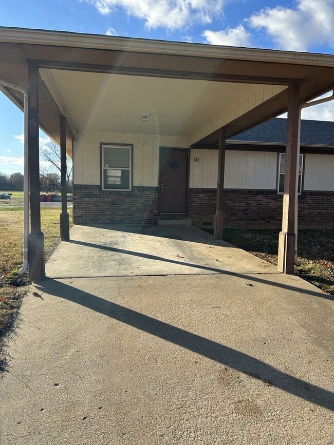 Building Photo - PRE-LEASING!! AVAILABLE JUNE 10TH!!- 2 Bedroom/ 1 Bathroom Duplex