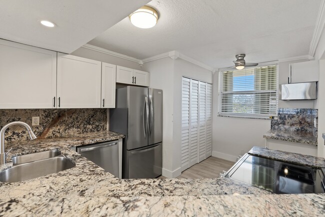 Photo - 115 Lake Emerald Dr Unidad 304