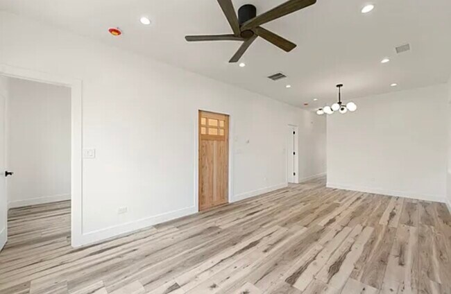 Building Photo - 2913 W 38th St Unit 2