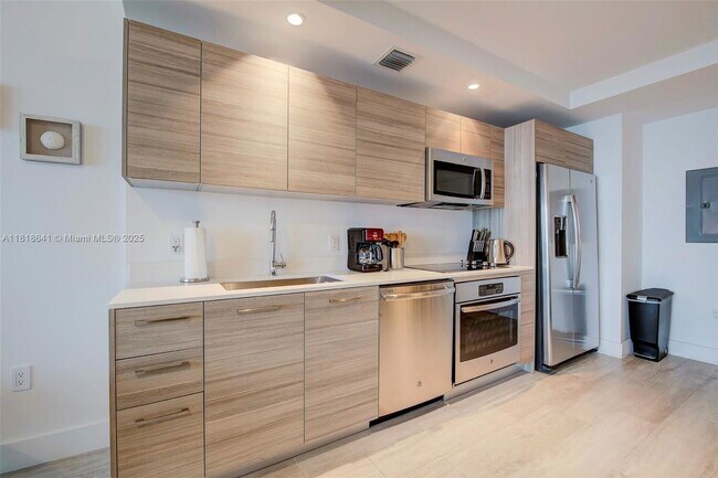 Photo - 121 NE 34th St