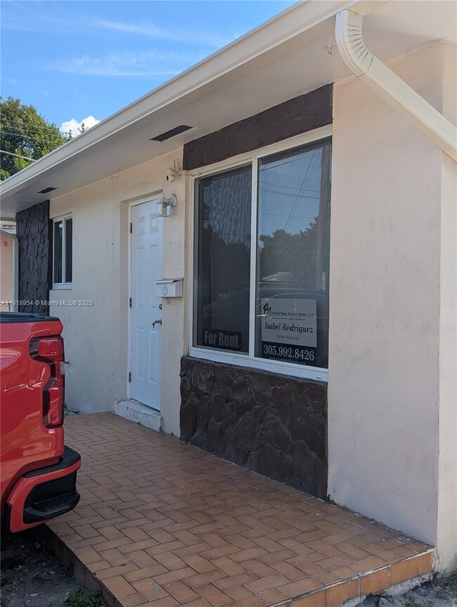 Building Photo - 1908 NW 17th St Unit 1908