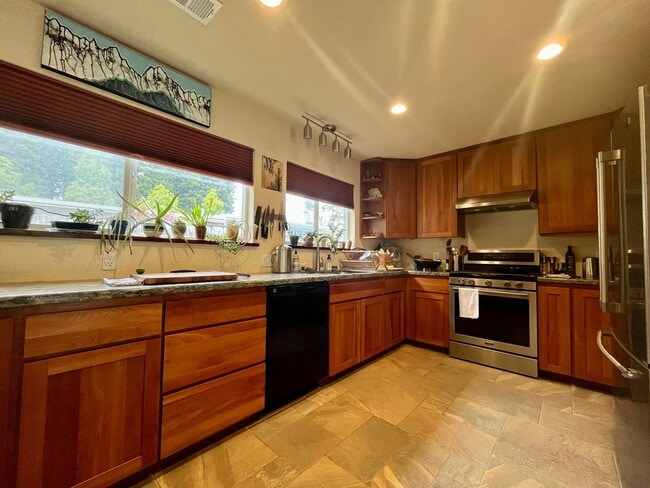 3 bedroom, 1 bathroom home next to Sequoia... - 3 bedroom, 1 bathroom home next to Sequoia...