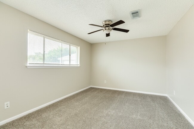 Building Photo - 103 Honeysuckle St