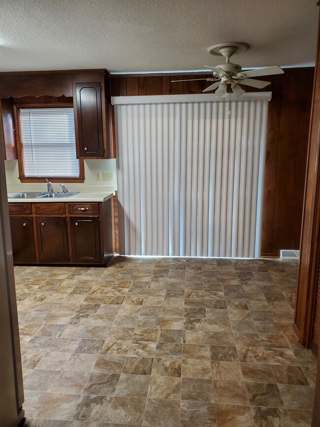 Photo - 801 Applewood St