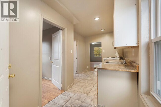 Photo - 989 Lincoln Rd