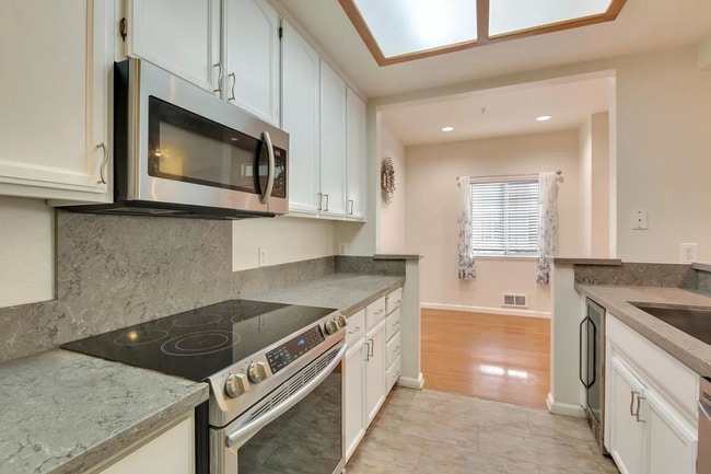 Building Photo - Photos include all the conveniences that a... Rental