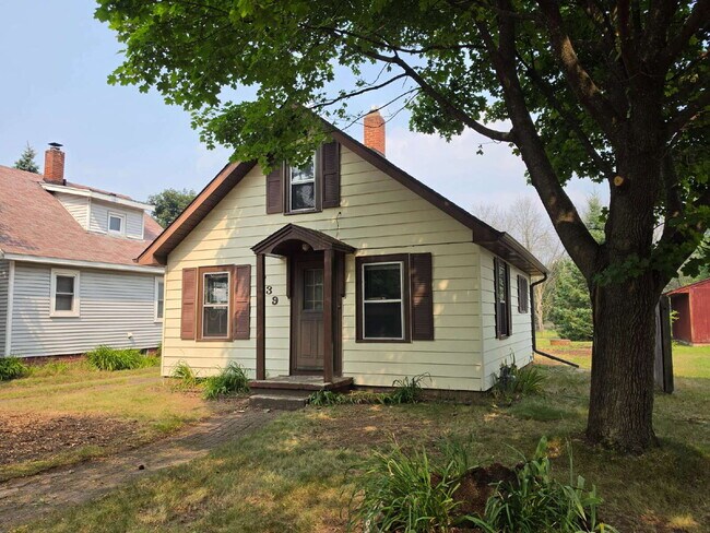 2 Bedroom, 1 Bathroom Home with Garage Available Now