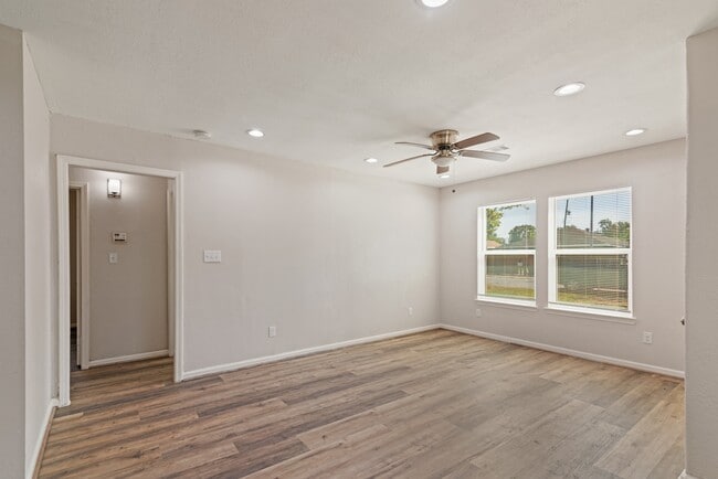 Photo - 5405 Chennault Rd