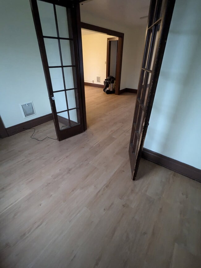 2463 La Salle Ave Unit LaSalle AVE upper