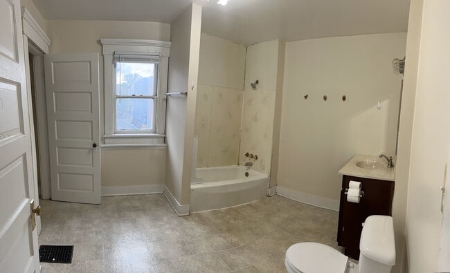 Photo - 1638 Summit St