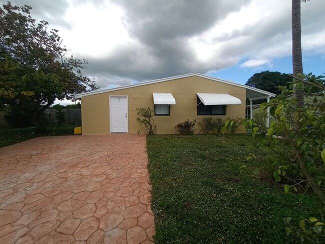 Building Photo - 3/2 HOME FOR RENT.  FENCED BACK YARD