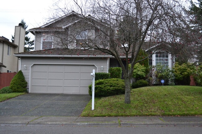 Building Photo - Federal Way tri-level rental home - 3 bedroom plus den, 3 bathrooms, 2 car garage! Ready for lea...
