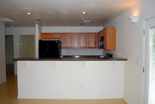 Photo - Modern 4 Bed 5 Bath Near UofA – Private Baths & Off-Street Parking