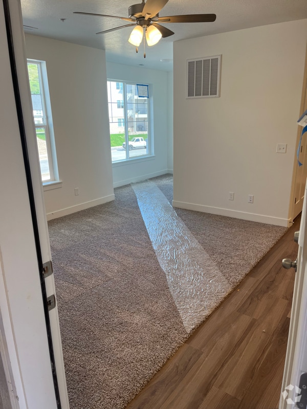 Building Photo - 710 715 S Rental