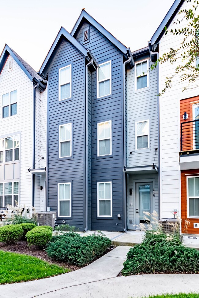 Beautiful 3 Bed, 3.5 Bath Townhome w/ Gara... - Beautiful 3 Bed, 3.5 Bath Townhome w/ Gara...