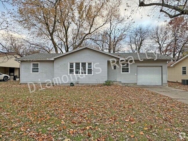 Building Photo - 3 bedroom home available - Huge backyard!