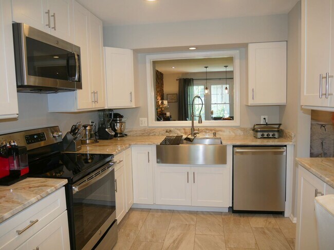 Photo - ***Bright and Beautifully Appointed 3BED/3BATH Townhome in Vienna for Rent ***