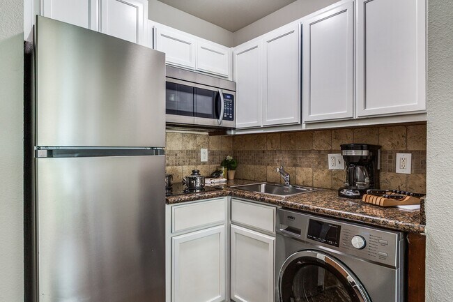 Modern Kitchen - Onyx at Oslo