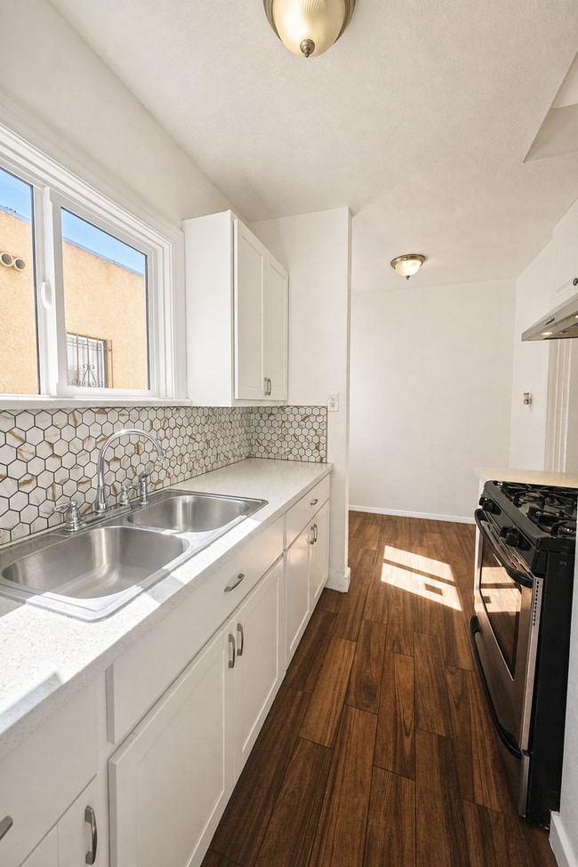 Photo - 1117-1119 W. 58th Pl. Unidad 1119
