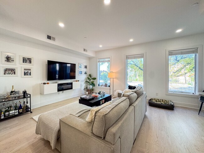 Building Photo - 231 Maverick St Unit 3